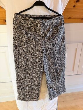 Briggs New York Black and White Floral Capris
